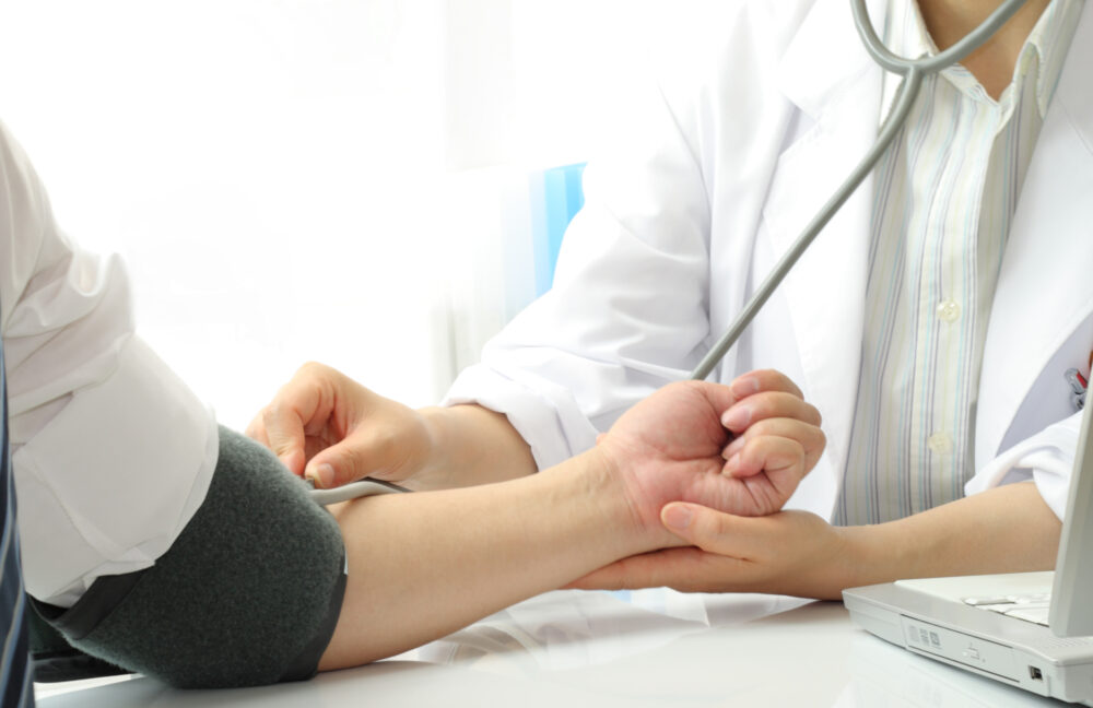 健康診断で、脈の異常を確認するドクターの画像│神戸市北区で健康診断が安い、押谷クリニック