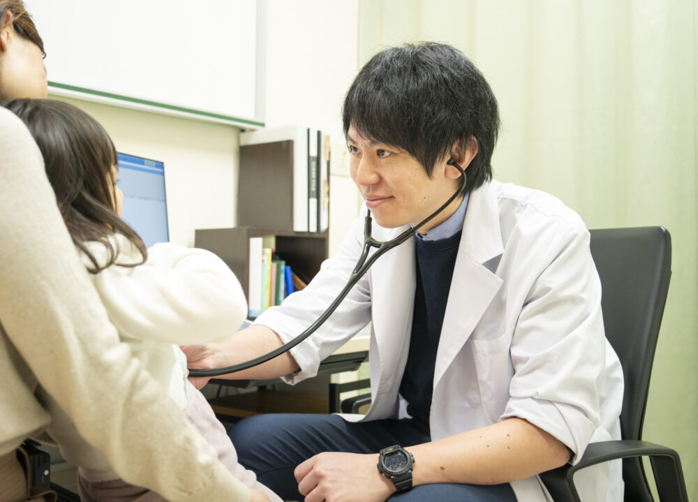 喘息外来で子どもの診療を行う、押谷クリニックの院長の画像