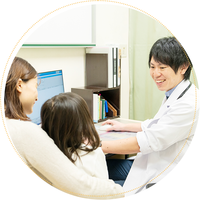 子どもを丁寧に診察する医師｜地域に寄り添う家庭医（神戸市北区の内科・小児科）
